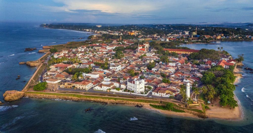 這張鳥瞰圖展示了斯里蘭卡的加耳古城，全城的紅色屋頂與白色建築排列整齊，四周環繞著碧藍的海水，展示了古城的壯觀景色和豐富的歷史遺產。