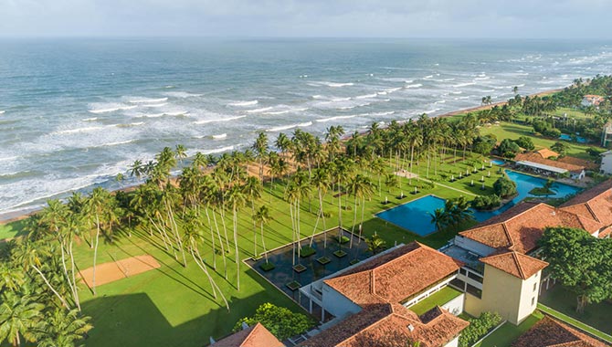 斯里蘭卡Blue Water hotel，位於海邊的度假勝地，擁有高大的棕櫚樹和寬闊的綠地，提供海景視野及奢華設施，是理想的休閒度假選擇。