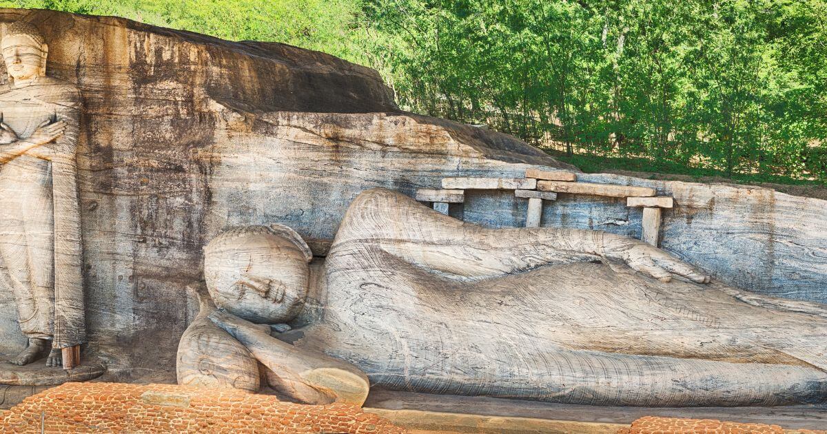 波隆納魯沃加爾寺岩石臥佛