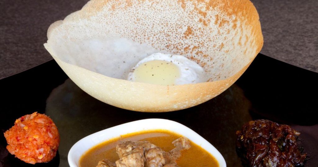 傳統斯里蘭卡Hoppers，蛋煎餅搭配咖哩雞肉和辣椒醬。