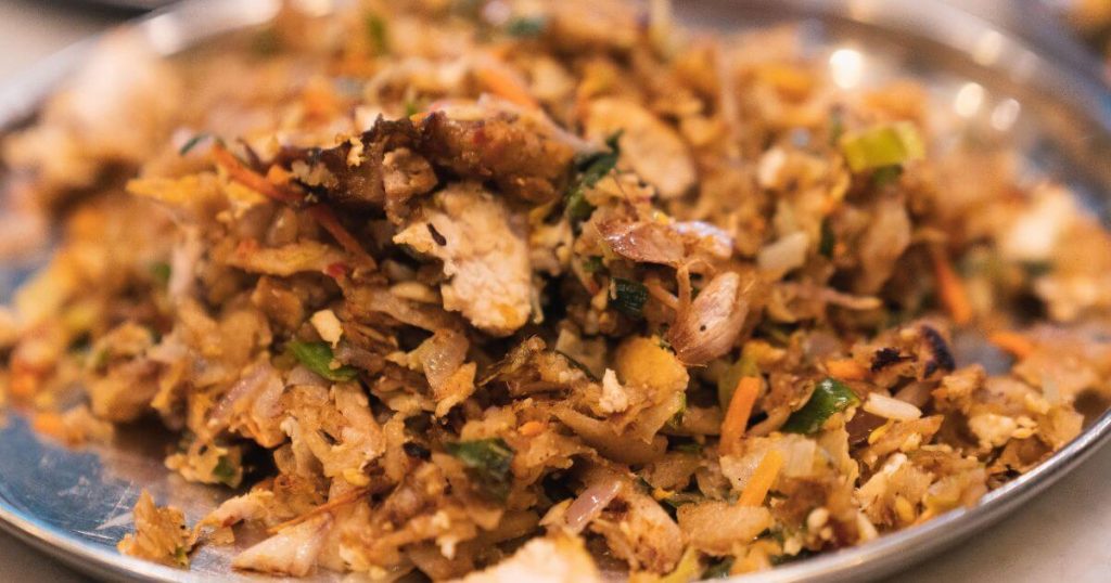一盤斯里蘭卡街頭美食Kottu，將餅和蔬菜肉類炒在一起。