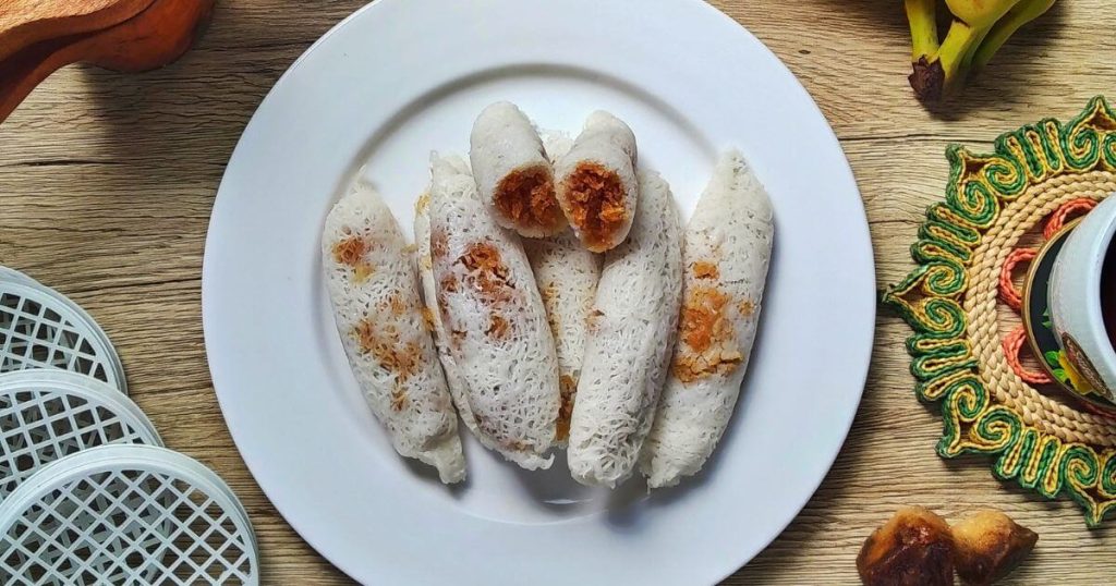 一盤傳統斯里蘭卡甜點Lavariya，米粉製成的卷狀甜點，內餡是椰子與糖蜜。