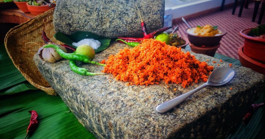 傳統斯里蘭卡Sambol調味料，辣椒、蒜頭、酸橙等食材手工研磨。