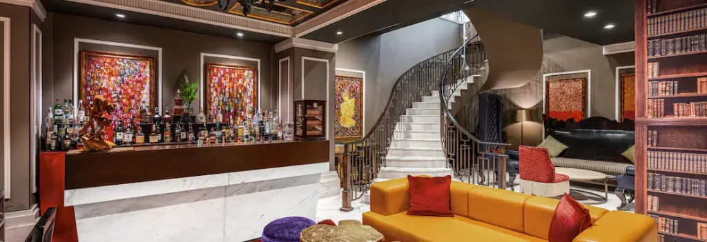 哥倫坡飯店的大廳內設計典雅，酒吧區展現出豐富的色彩與藝術裝飾，營造出奢華的氛圍。