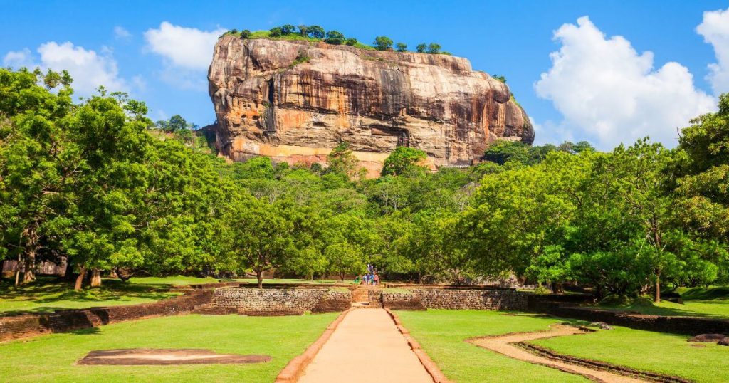 斯里蘭卡著名的獅子岩，壯麗的山岩結構在藍天白雲下顯得格外宏偉，是當地著名的歷史遺址。
