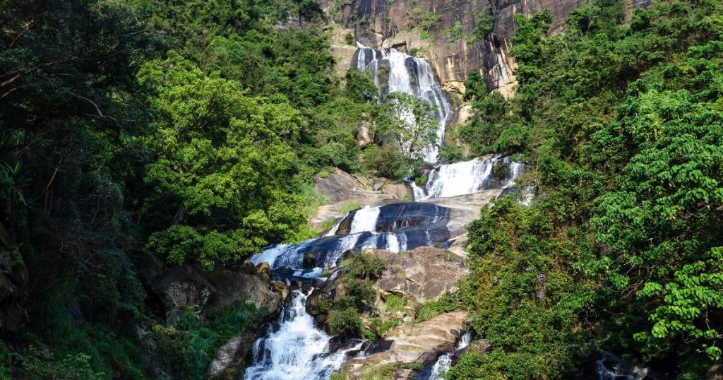 斯里蘭卡最寬的瀑布，喇瓦拉瀑布在綠意盎然的森林中蜿蜒而下，展現了大自然的壯麗景象。