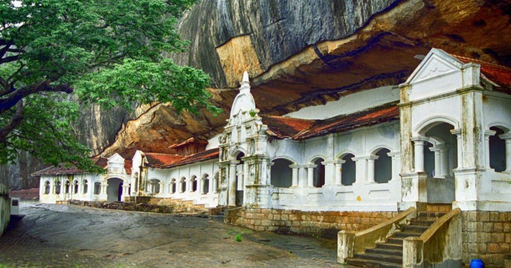 丹布勒石窟寺坐落於斯里蘭卡，是一座位於山巖中的佛教寺廟，擁有白色建築與壯觀的山岩背景，展示出歷史悠久的宗教建築風貌。