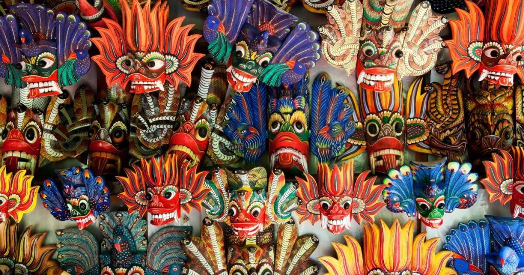 一排色彩鮮豔、造型獨特的斯里蘭卡傳統面具，展現了當地手工藝的豐富文化與藝術價值。