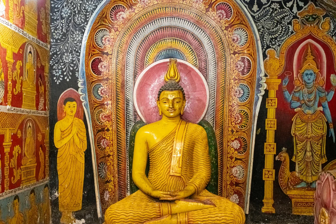 阿魯維哈拉貝葉經寺廟內的佛像