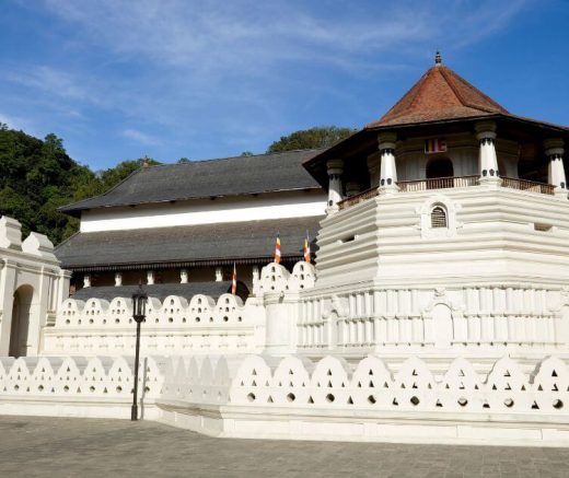 佛牙寺位於康提，是斯里蘭卡最神聖的佛教聖地之一，擁有壯麗的白色建築和佛教旗幟，是全球佛教徒的重要朝聖地。